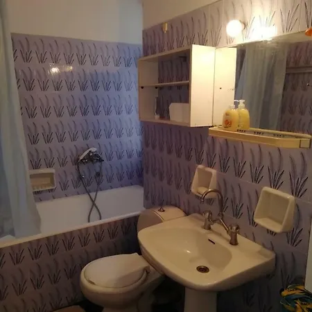 Spacious 3 Bedroom 5bed (adults Only) Lägenhet